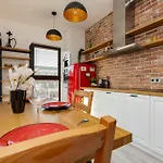 Emerald With Parking By Renters *
