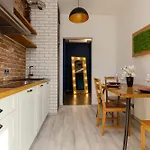 Emerald With Parking By Renters Lägenhet