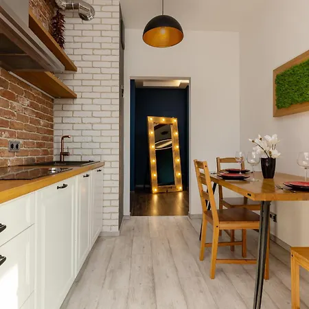 Emerald With Parking By Renters 아파트